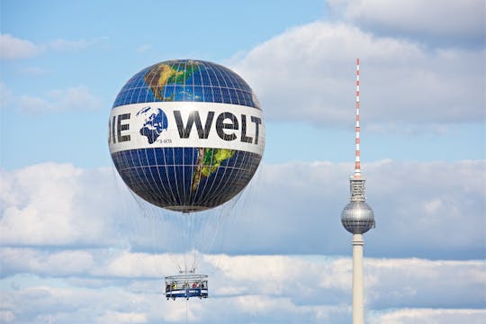 Aufstieg mit dem WELT Ballon am Checkpoint Charlie