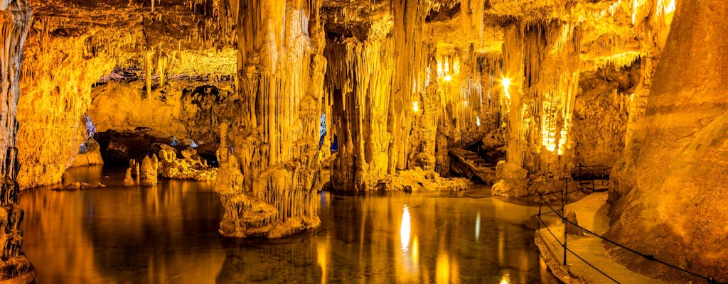 Passeio de barco pelas cavernas de Netuno