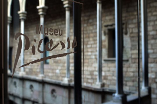 Visita guiada a primera hora al Museo Picasso con paseo por el barrio del Born