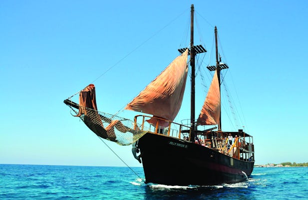Cruzeiro de aventura pirata Jolly Roger saindo de Paphos