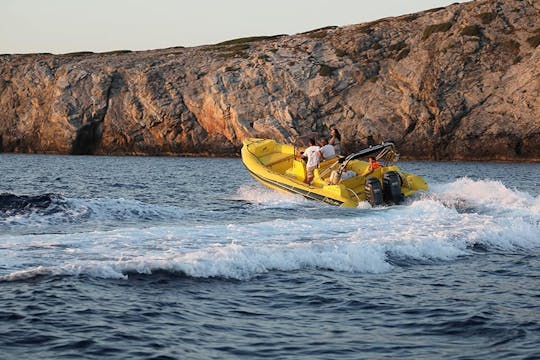 Tour de l'île Chrissi en bateau à moteur