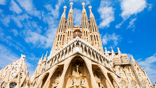 Kunstnerisk rundtur i Barcelona med indgang til Sagrada Familia og Park Güell