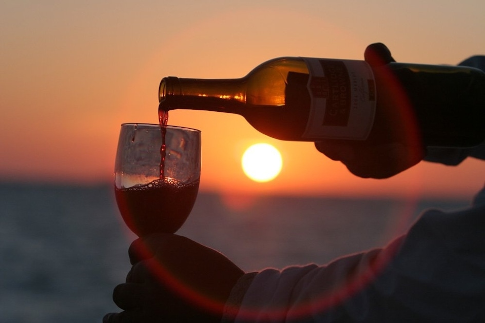 Бокал вина утром. Вино на закате. Вино и море. Закат в бокале. Вино на берегу.