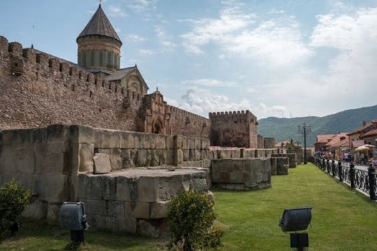 Excursão à Catedral de Svetitskhoveli e ao Mosteiro de Jvari saindo de Tbilisi