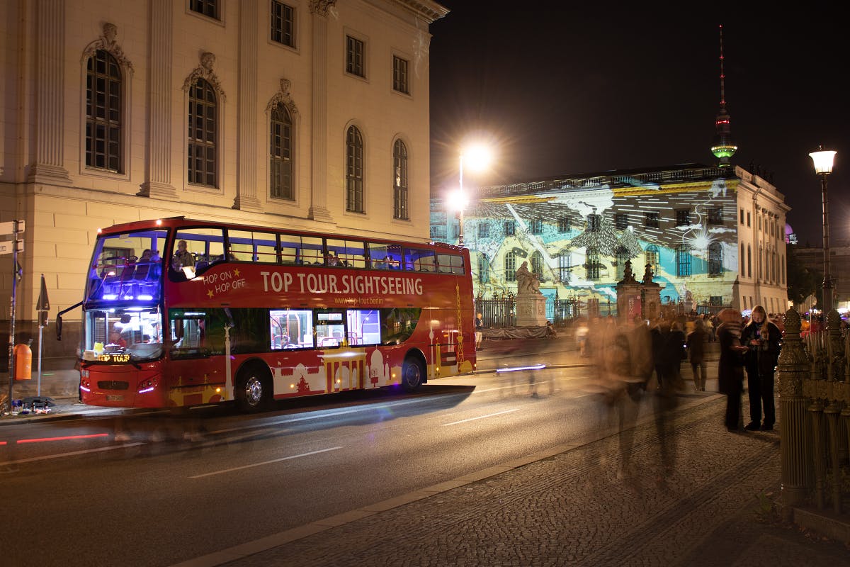 Excursão de ônibus guiada pelo Festival das Luzes e cruzeiro em Berlim