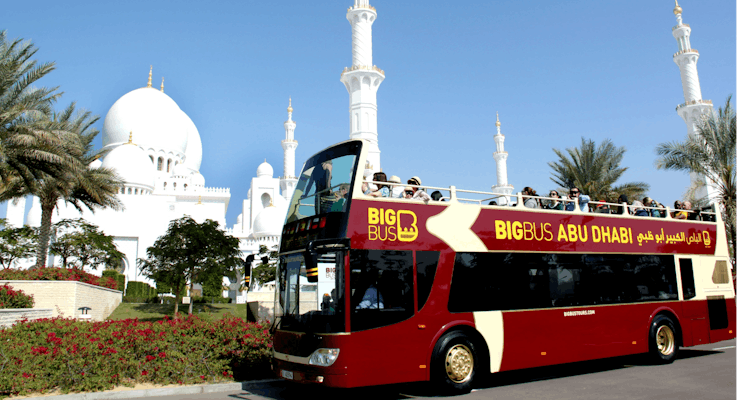 Excursão de ônibus grande em Abu Dhabi