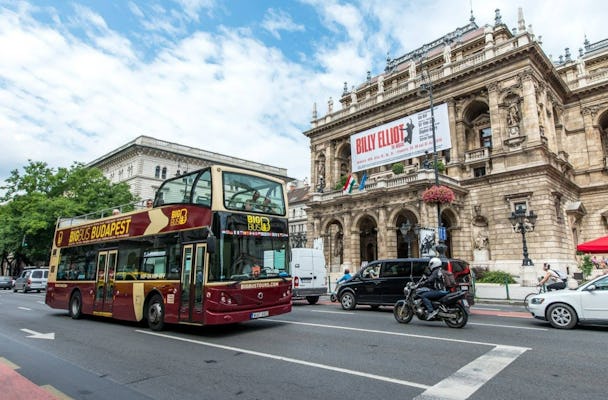 Excursão de ônibus grande em Budapeste