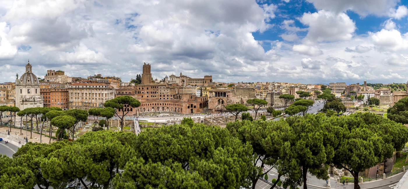 Panoramic view of Rome with ancient ruins and domes, ideal for a guide to monument visits in Rome