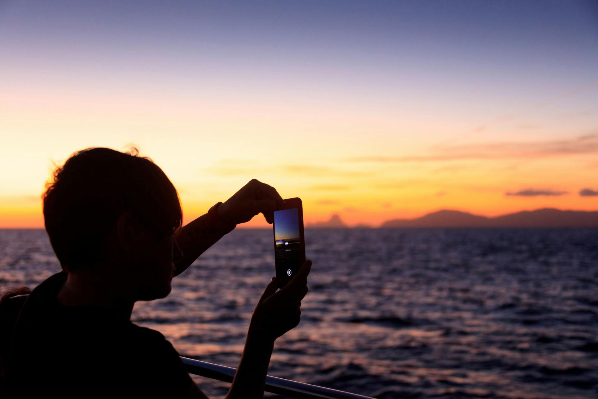 Crucero en catamarán al atardecer en Fuerteventura