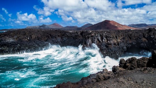 Tour Lanzarote saindo de Fuerteventura com almoço e degustação de vinhos