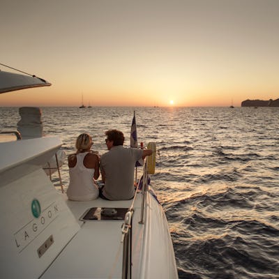 Santorini en Thirassia catamarancruise in de ochtend of bij zonsondergang
