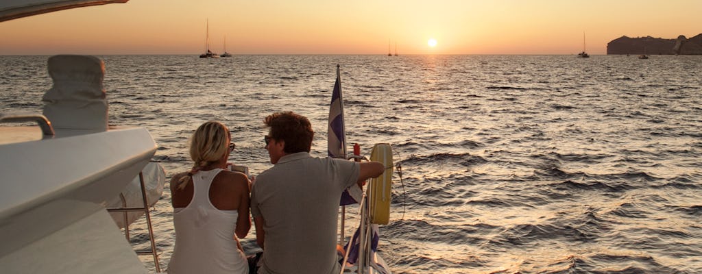 Crociera in catamarano al mattino o al tramonto a Santorini e Thirassia