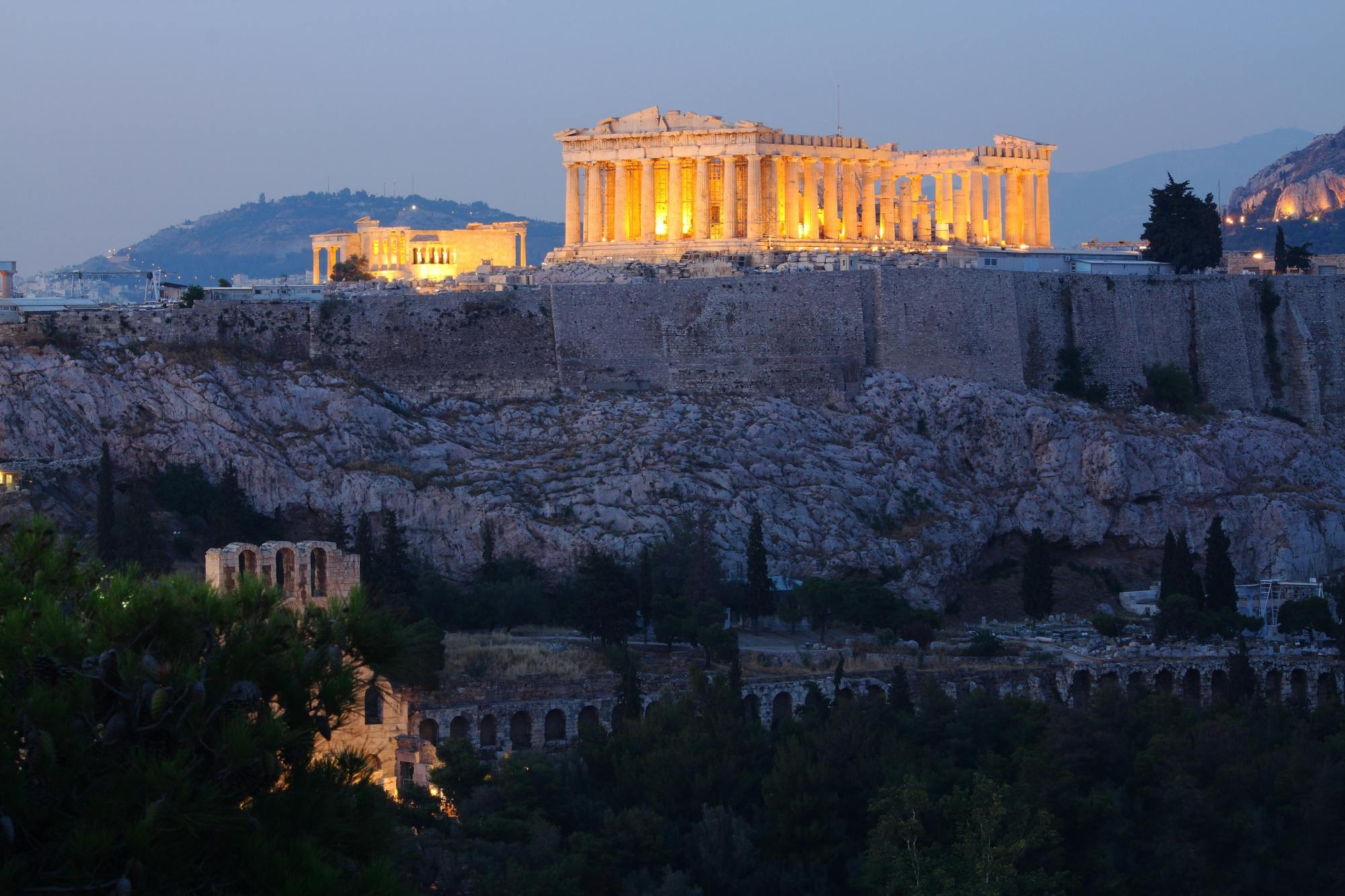 Rundgang durch die Akropolis von Athen am Nachmittag
