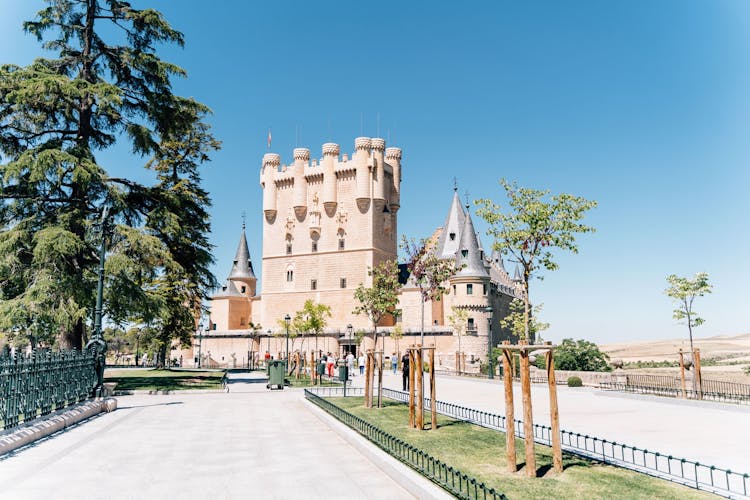 Tour of Escorial, Valle de los Caidos and Segovia with lunch from Madrid