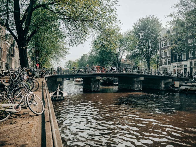 Audio guided tour "All Amsterdam: from medieval miracles to gastronomic heights"