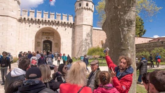 Topkapi Palace and Harem with a tour guided by a historian