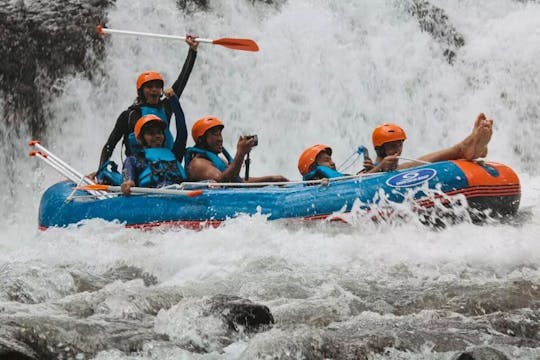 Experiência de rafting em Karangasem no rio Telaga Waja