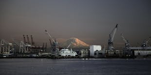 Sailing harbor tour in Seattle