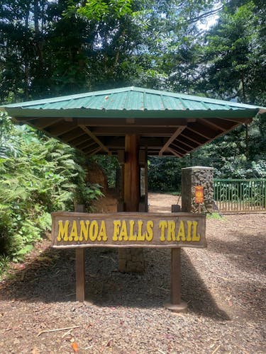Shuttle bus to Mānoa Falls trail and Diamond Head trail
