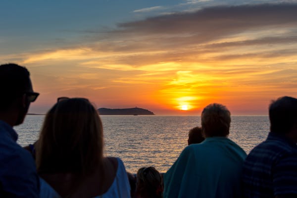 Crociera al tramonto a Zante su una barca tradizionale greca
