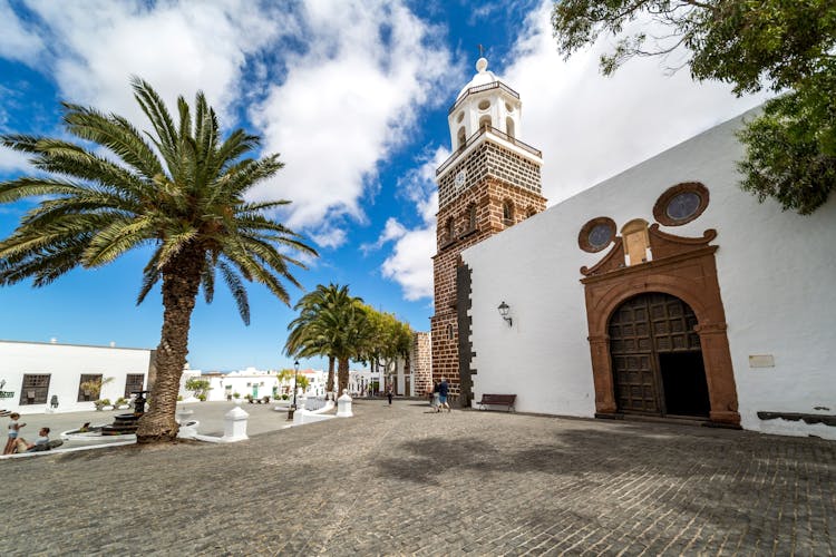 Teguise Sunday Market and LagOmar Visit