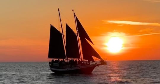 Experiência de velejar ao pôr do sol com uma escuna equipada com gaff em Tampa Bay