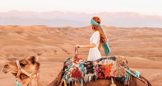 Privé kamelenrit in de Agafay woestijn bij zonsondergang vanuit Marrakech