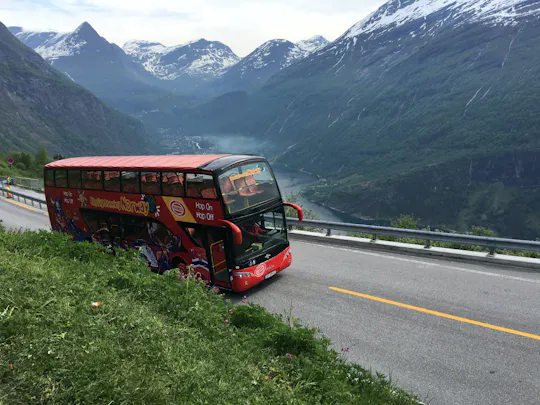 City Sightseeing hop-on hop-off bustour door Geiranger