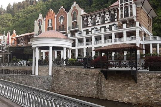 Excursión privada a la ciudad de las cuevas de Vardzia, Borjomi y Rabati desde Tbilisi