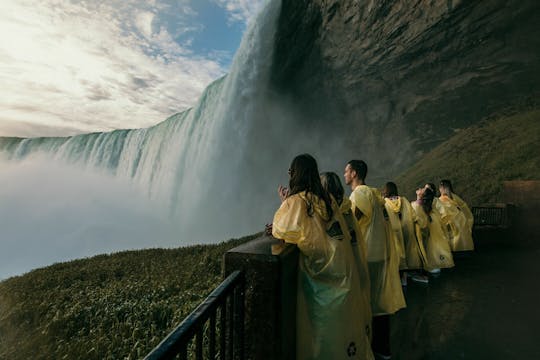 Niagara Falls wandeling met gids en tickets voor achter de watervallen