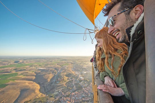 Passeio de balão de ar quente em Segóvia saindo de Madri