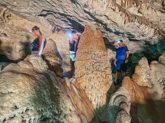 Visita guiada de senderismo a la cueva de Limniotis