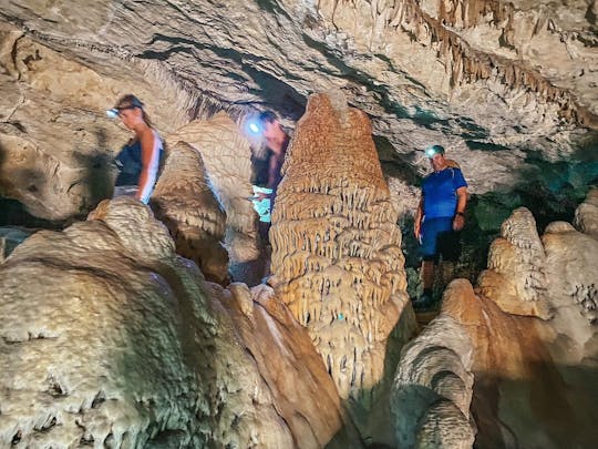 Caminhada visita guiada à caverna Limniotis