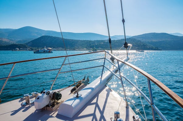 Kefalonia Azure Bootstour mit versteckten Stränden und griechischem Mittagessen