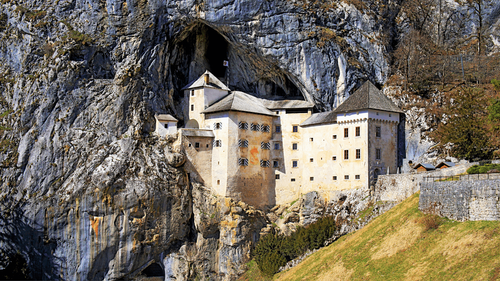 Visite de la grotte de Postojna et du château de Predjama