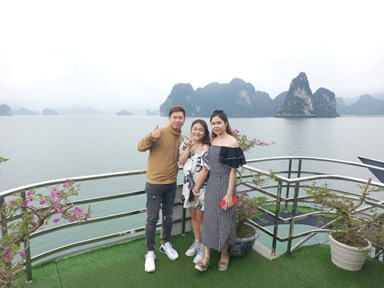 Tour di un'intera giornata nella baia di Ha Long da Hanoi