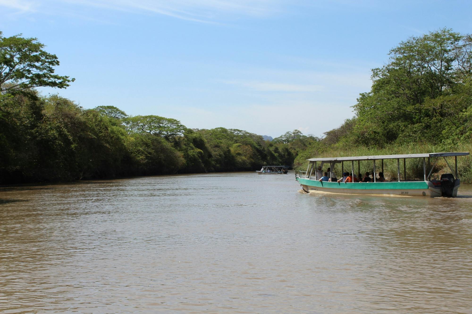Cruzeiro fluvial na selva no Parque Nacional de Palo Verde