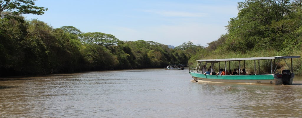 Cruzeiro fluvial na selva no Parque Nacional de Palo Verde