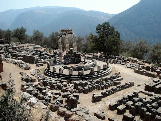 Delphi and Hosios Loukas monastery private tour from Athens