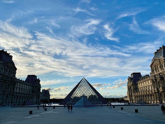 Sigthseeing cruise and self-guided tour of Paris on your smartphone
