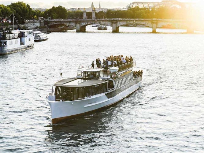 Sigthseeing cruise and self-guided tour of Paris on your smartphone