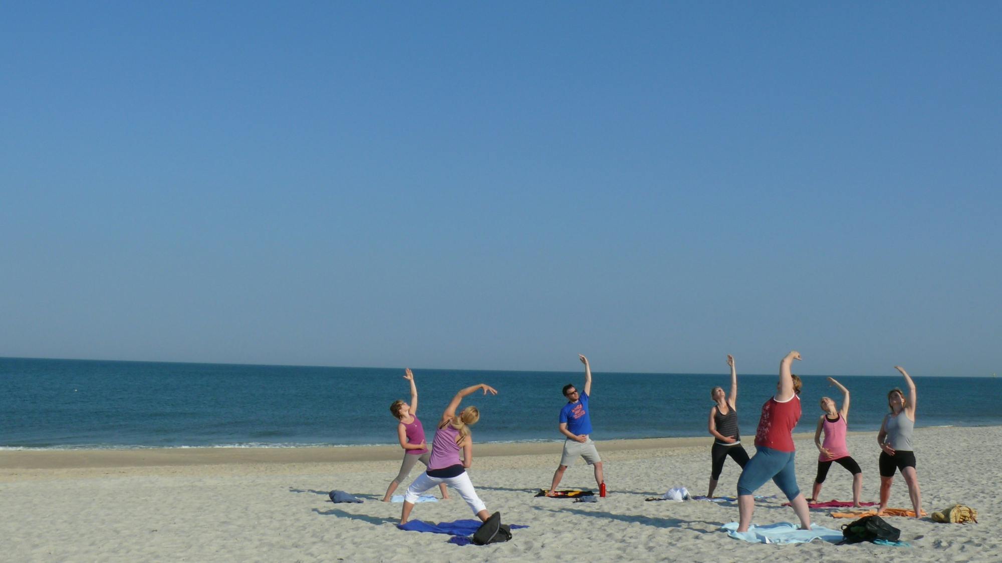 Sessione di yoga sulla spiaggia dell'isola di Sylt