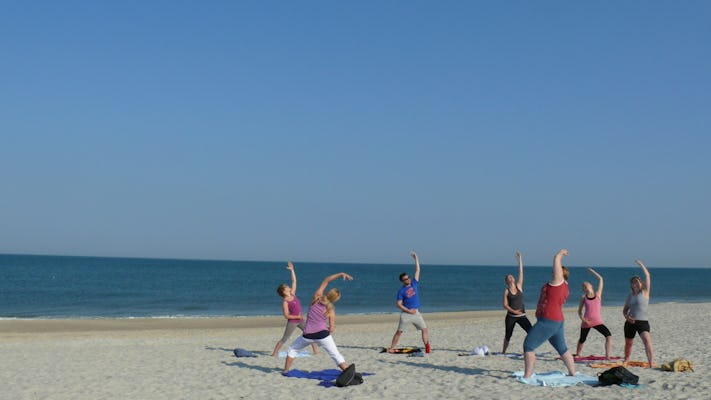 Sessão de ioga na praia da ilha de Sylt