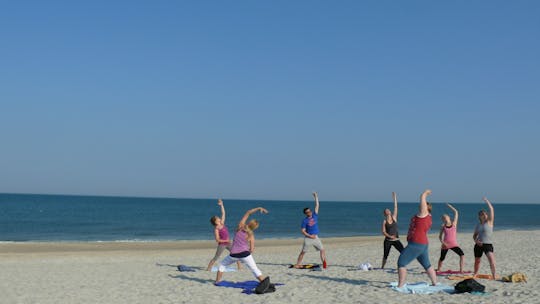 Sesja jogi na plaży na wyspie Sylt