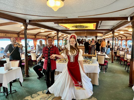Donau båttur på floden med middag, folkdans och levande musik