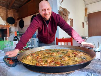 Paella cooking workshop in a farmhouse in Valencia