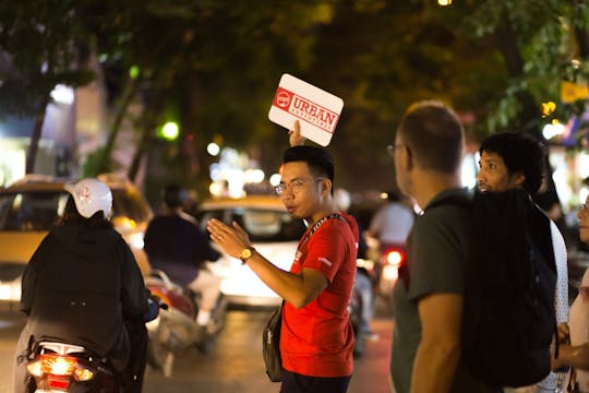 Nachttour met gids door straatvoedsel in Hanoi