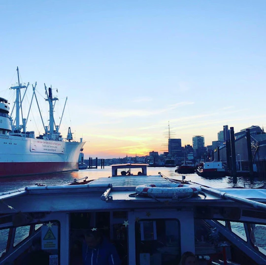Hamburg harbor cruise with cheese and wine