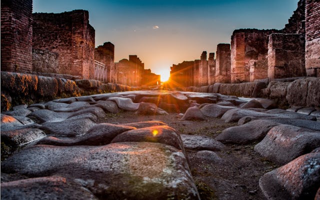 Haunted Pompeii, escape the dead city exploration game and tour