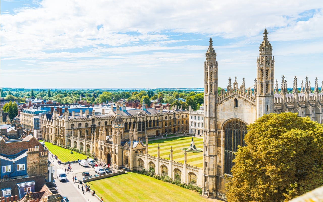 Aspectos destacados de Cambridge: juego de recorrido de exploración de pasos de ex alumnos famosos